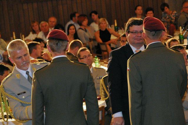 Vyznamenání předávají: zleva generál Petr Pavel a ministr Alexandr Vondra