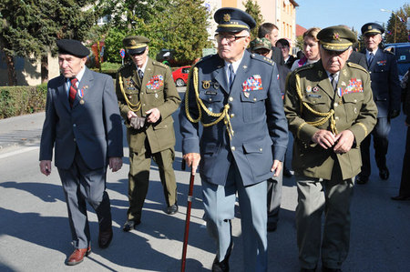 Čeští váleční veteráni - přímí účastníci bojů o Dukelský průsmyk, ve slovenském Svidníku 6. října 2012