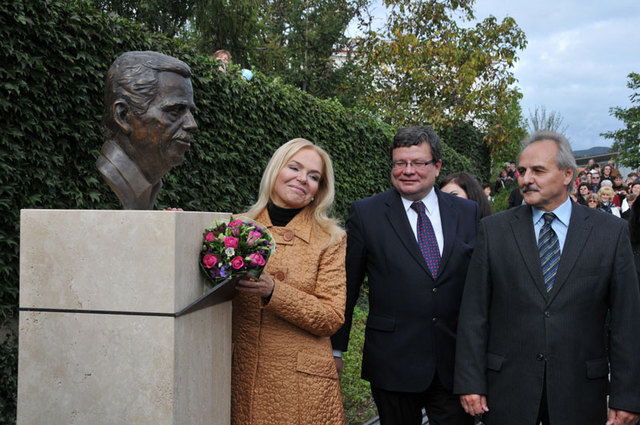 Bustu odhalili - zleva: Dagmar Havlová, Alexandr Vondra a Ladislav Chlupáč 