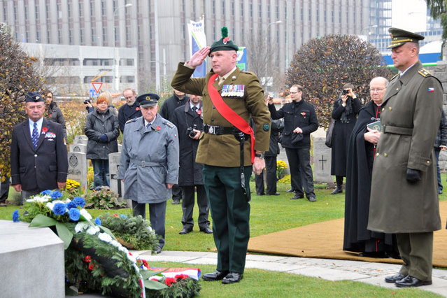 Ze vzpomínkového ceremoniálu na Olšanských hřbitovech - věnec za Generální štáb AČR položil první zástupce náčelníka GŠ AČR generál Miroslav Žižka