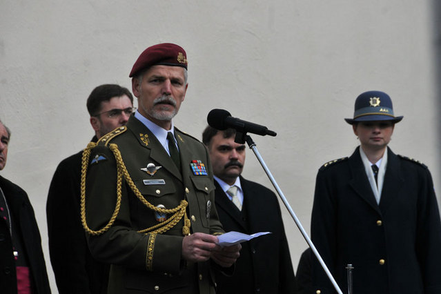 Náčelník GŠ AČR generálporučík Petr Pavel hovořil o významu bojového praporu jako symbolu cti a statečnosti