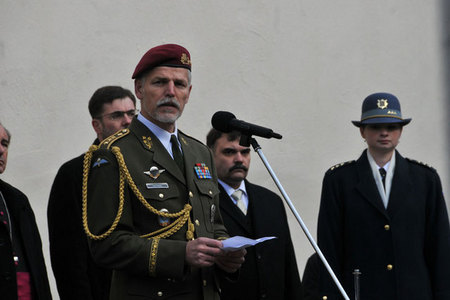 Náčelník GŠ AČR generálporučík Petr Pavel hovořil o významu bojového praporu jako symbolu cti a statečnosti