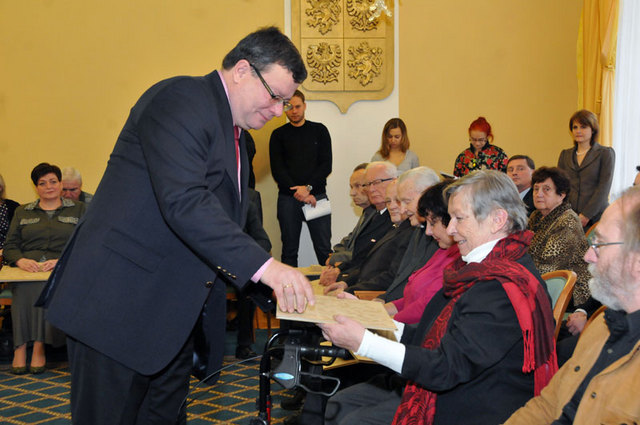 Z rukou ministra obrany přebírá ocenění Zdeňka Tominová, bývalá mluvčí Charty 77