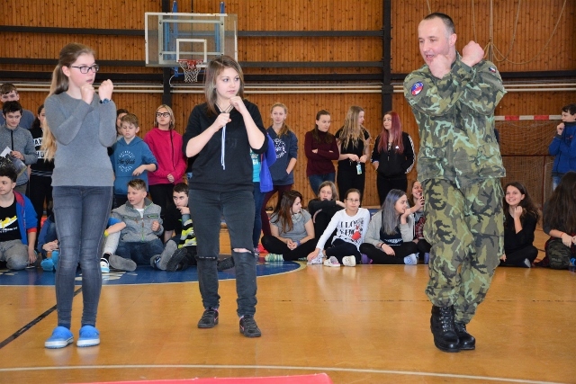 Brandýské žákyně nacvičují sebeobranu