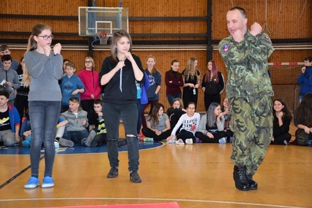 Brandýské žákyně nacvičují sebeobranu