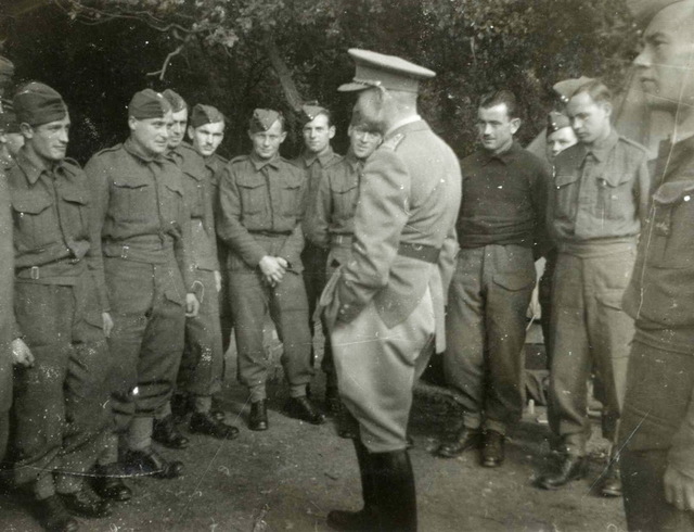 V živém neformálním rozhovoru s vojáky ve stanovém táboře v Cholmondeley 1