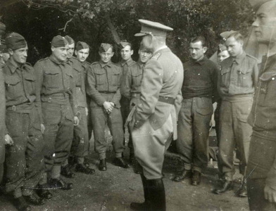 V živém neformálním rozhovoru s vojáky ve stanovém táboře v Cholmondeley 1
