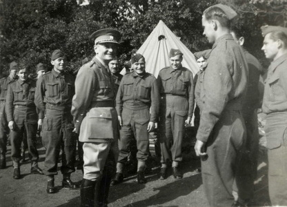 V živém neformálním rozhovoru s vojáky ve stanovém táboře v Cholmondeley 2