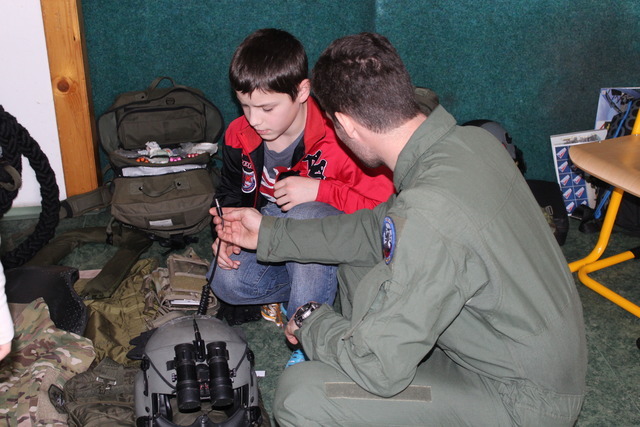  Pilot vrtulníku, nadporučík Jiří Janeček, odpověděl na veškeré dotazy z oblasti leteckého personálu