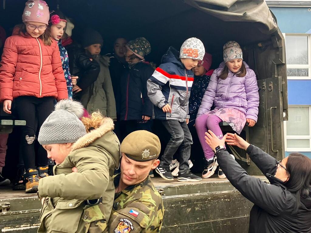  Přítomnosti vojáků a jejich techniky si užívali i ti nejmenší školáčči