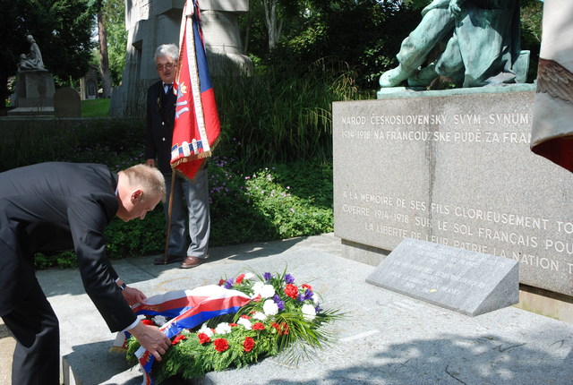 Ministr obrany klade věnec k pomníku čs. legionářů 
