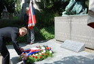 Ministr obrany klade věnec k pomníku čs. legionářů 
