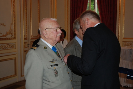 Vlastimil Picek ocenil v Paříži veterány z řad krajanů