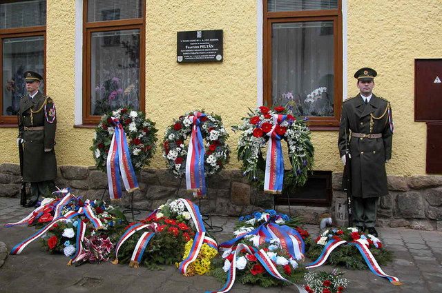 Pod pamětní deskou přibyla záplava věnců a smutečních kytic, kterými hosté uctili památku zdejšího statečného rodáka