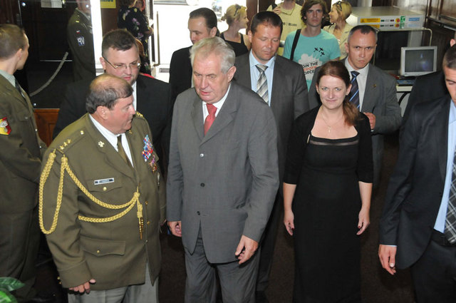 Prezidenta republiky Miloše Zemana po jeho příjezdu na Ministerstvo obrany ČR přivítali náměstkyně ministra obrany Lenka Ptáčková Melicharová a předseda ČSBS plk. Jaroslav Vodička
