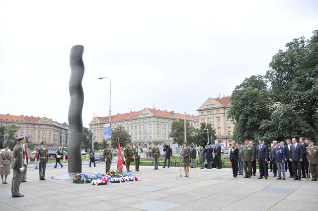 Z pietního sekání na Vítězném náměstí v Praze 6