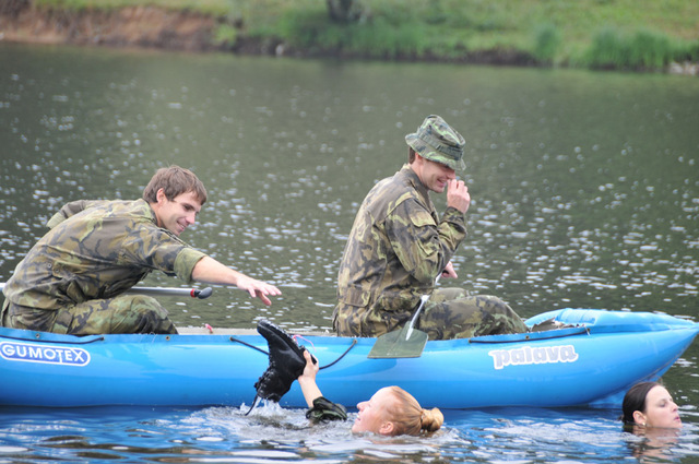 Nácvik plavání v oděvu a jeho svlékání ve vodě