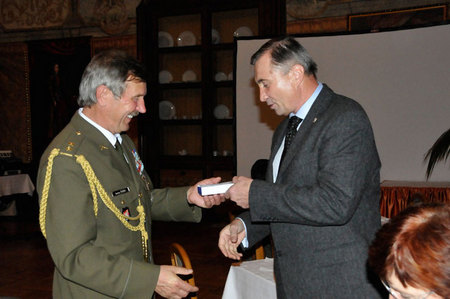 Podplukovník Stanislav Švidek předává pamětní medaili plk. Rostislavu Košutovi