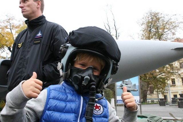 Výstroj vojenského pilota je přece jen pro děti nevšední zážitek
