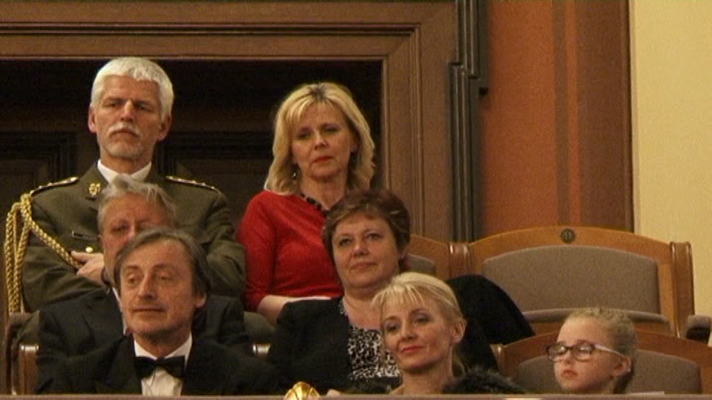 Ministr obrany Martin Stropnický (v přední řadě) s rodinou na koncertě v pražském Rudolfinu