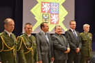 Slavnostního předávání se zúčastnil plk. Eduard Stehlík, ředitel odboru pro válečné veterány (vlevo)