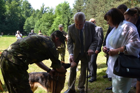 Prezident Miloš Zeman navštívil armádní kynology v Chotyni
