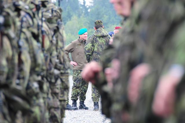 Rektor-velitel brigádní generál Bohuslav Přikryl přihlíží nácviku střelby