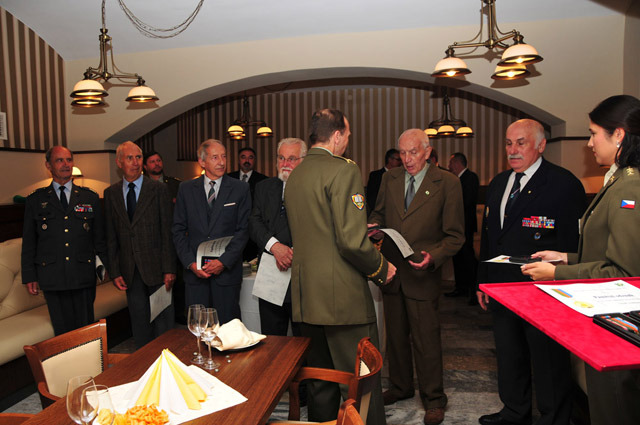 Předávání pamětních odznaků představitelům spolků veteránů