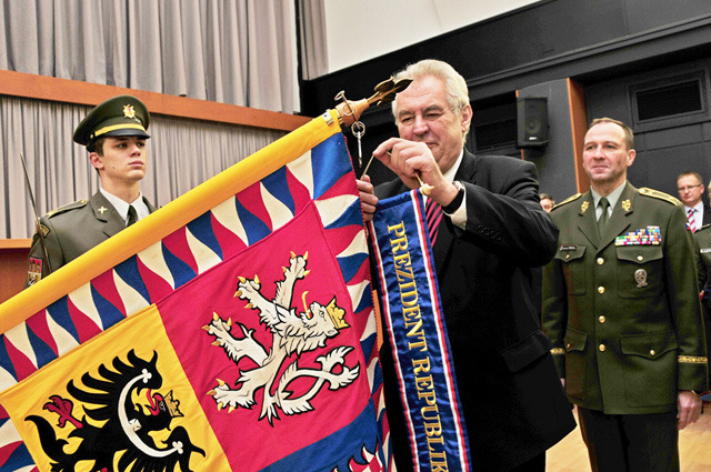 Prezident Miloš Zeman dekoruje prezidentskou stuhou bojový prapor UO