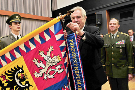 Méně tanků a více dronů - vyzval prezident Miloš Zeman na Univerzitě obrany