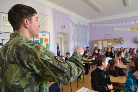 Červené barety znovu ve školních lavicích