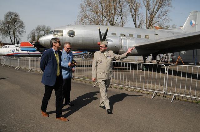 Ministr obrany Martin Stropnický, náčelník Vojenské kanceláře prezidenta republiky brigádní generál Rostislav Pilc a ředitel VHÚ Praha plukovník Aleš Knížek při prohlídce muzea
