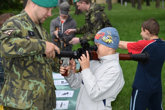  Stejné to bylo i s ručními zbraněmi