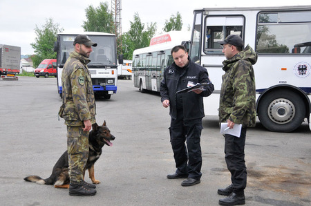 Rozhodčí při disciplíně vyhledávání výbušniny v prostředku městské hromadné dopravy. Major Richard Haas vyhodnocuje práci praporčíku Martinu Lochmanovi a jeho svěřenci Matovi. Obdrželi slušných 67 bodů