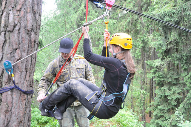 Odměnou za fyzickou námahu bylo poté svezení se do sítě nad údolím. Problém je vniknout do tajů lezecké výstroje, ale i tady uměli instruktoři poradit