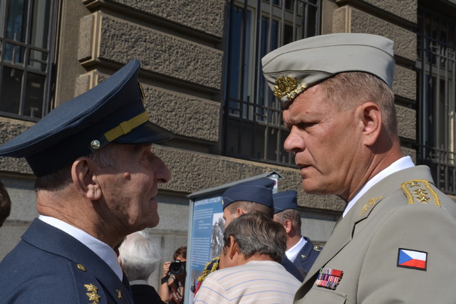 Naskytla se i chvilka prohodit pár slov s náčelníkem GŠ AČR generálporučíkem Josefem Bečvářem