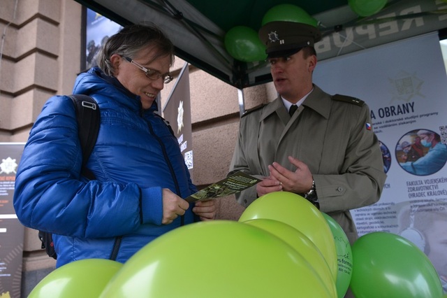 Návštěvníci slavnostního otevření Rekrutačního střediska v pražských Dejvicích