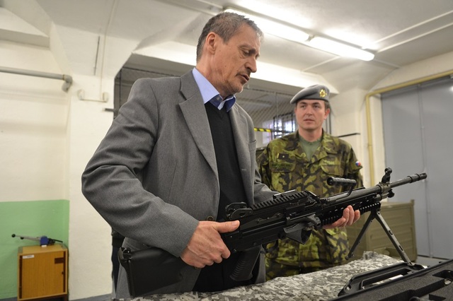 Ministr obrany Martin Stropnický při prohlídce skladu zbraní