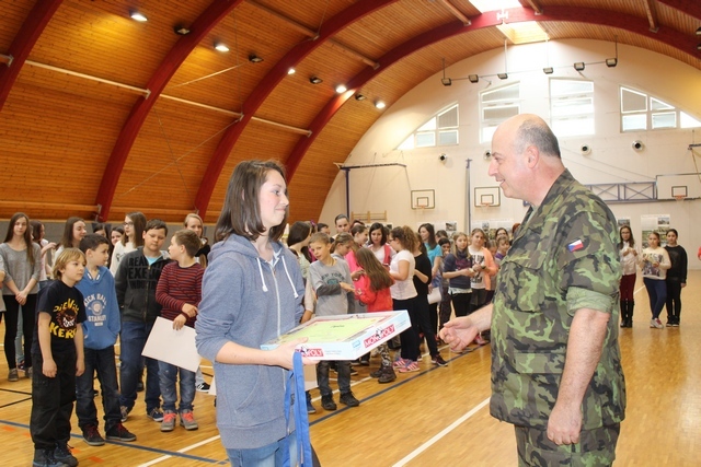 Nejúspěšnější střelkyní se stala žačka Adéla Blahová, cenu vítězce předal podplukovník Vladimír Šidla