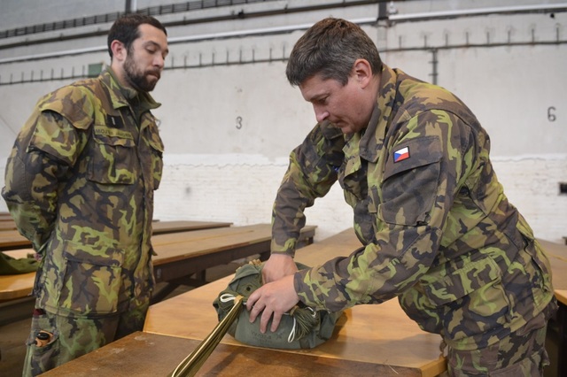 Instruktor výsadkové přípravy při kontrole balení padáku