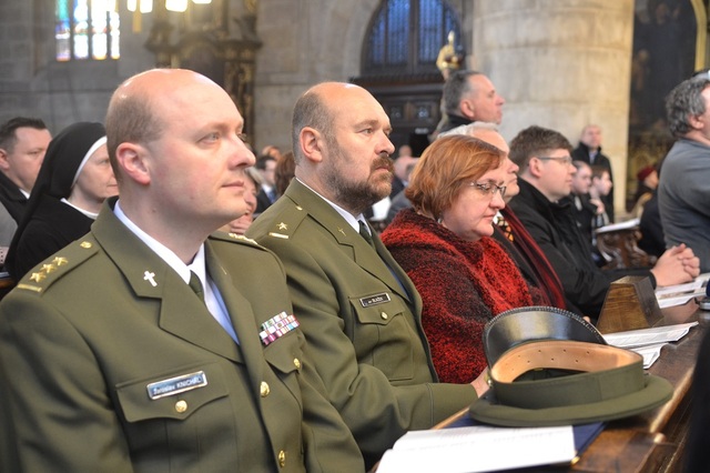 Hlavní kaplan Armády ČR plukovník Jaroslav Knichal (vlevo)