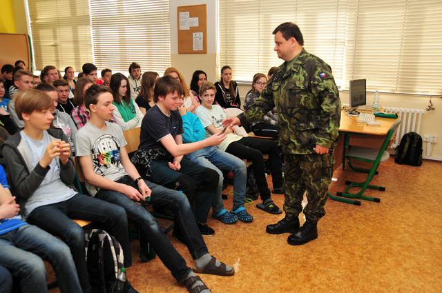 Předání odměny za správnou odpověď během prezentace majora Jiřího Kalendy