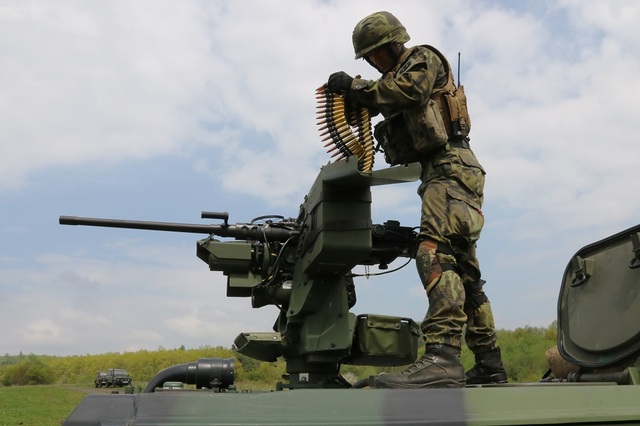 Střelec-operátor zajišťuje náboji vozidlo Iveco