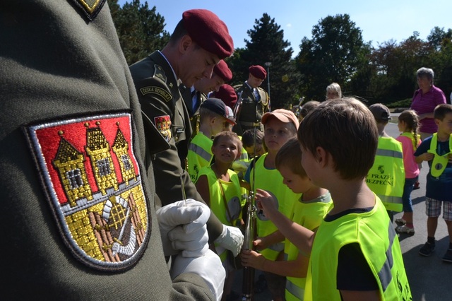 Prohlídku pušek vojáků Čestné stráže provedly děti opravdu důkladně