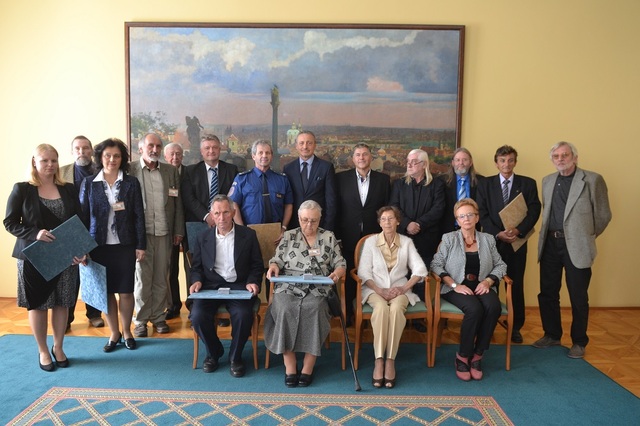Společná fotografie ministra obrany Martina Stropnického s oceněnými účastníky 3. odboje