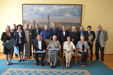 Společná fotografie ministra obrany Martina Stropnického s oceněnými účastníky 3. odboje
