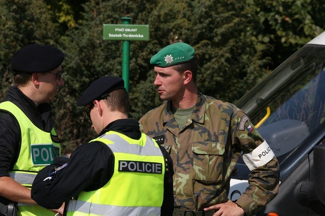 Policie ČR a Armáda ČR se při společném cvičení připravují na případ náhlé migrace