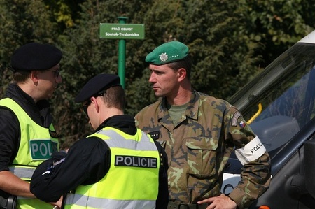 Policie ČR a Armáda ČR se při společném cvičení připravují na případ náhlé migrace