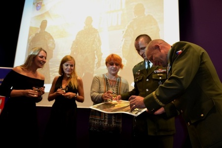 V průběhu večera proběhnul slavnostní křest kalendáře MO a AČR na rok 2017 sestavený z fotografií výstavy „Ten druhý život“