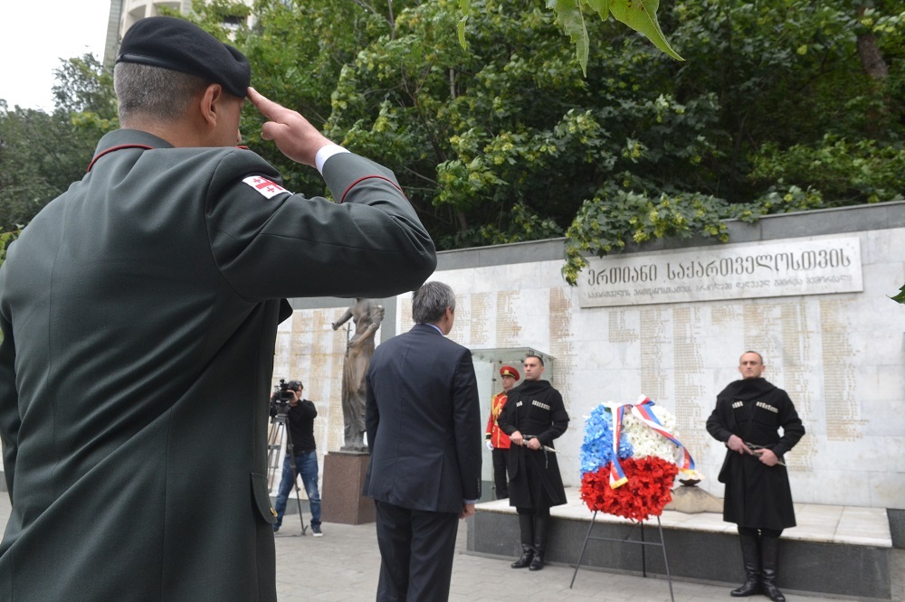 Martin Stropnický u památníku hrdinů na Heroes Square